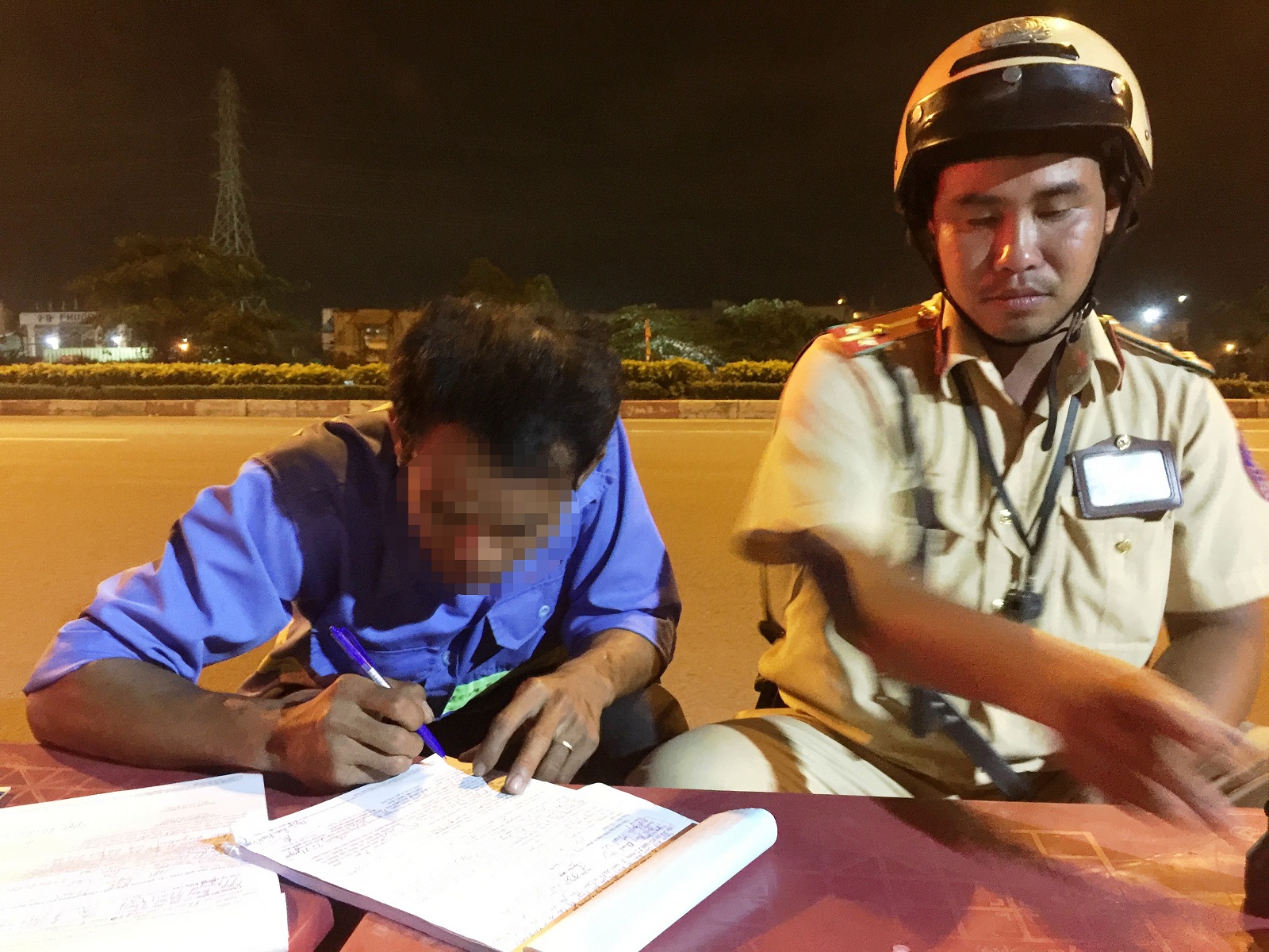 Lỗi vi phạm giao thông khi đi xe máy sử dụng điện thoại