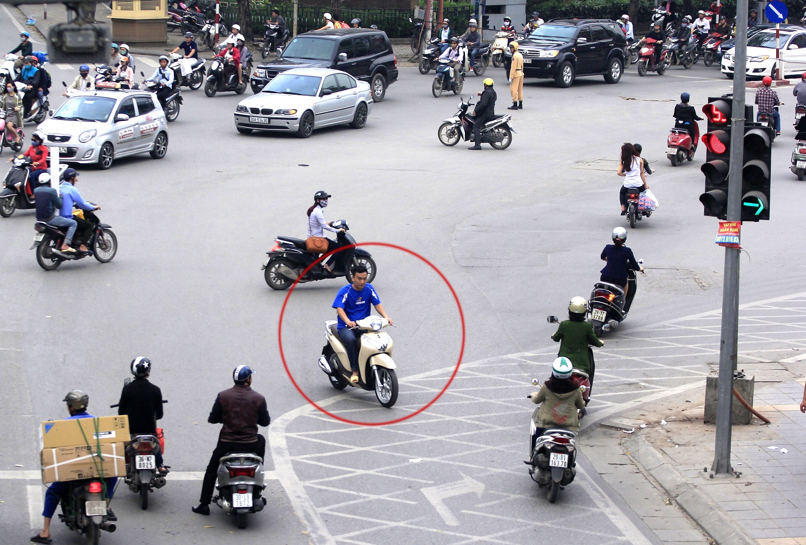 Lỗi vi phạm giao thông khi đi xe máy vượt đèn đỏ