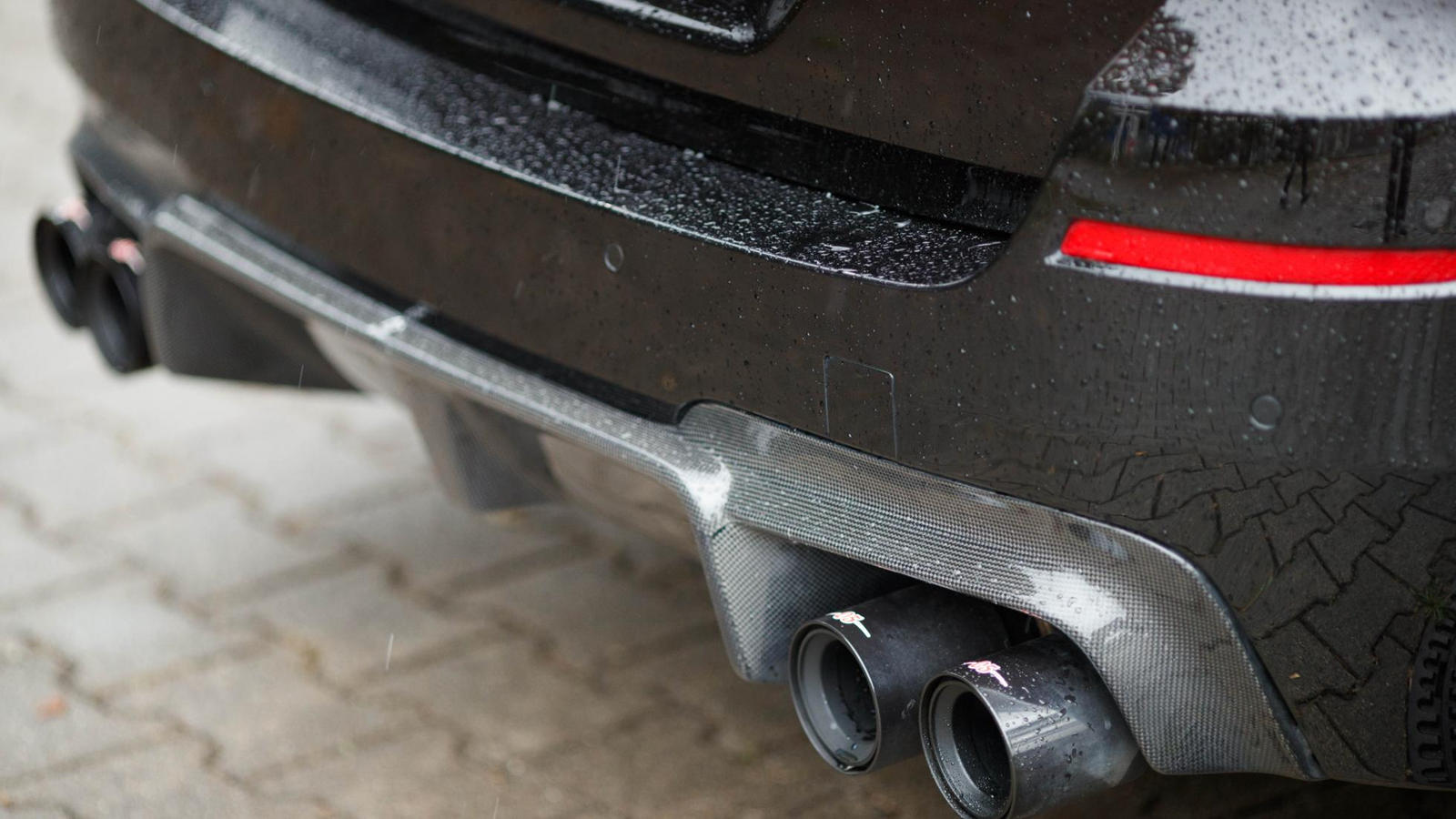 Ốp cản sau và ống xả được làm từ carbon
