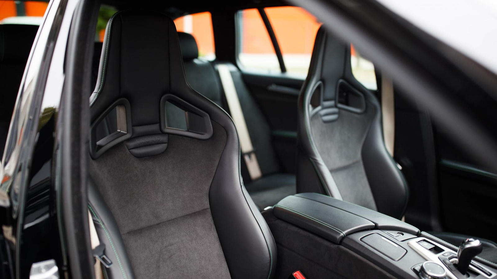 Ghế bọc da trơn và da Alcantara trên BMW M5