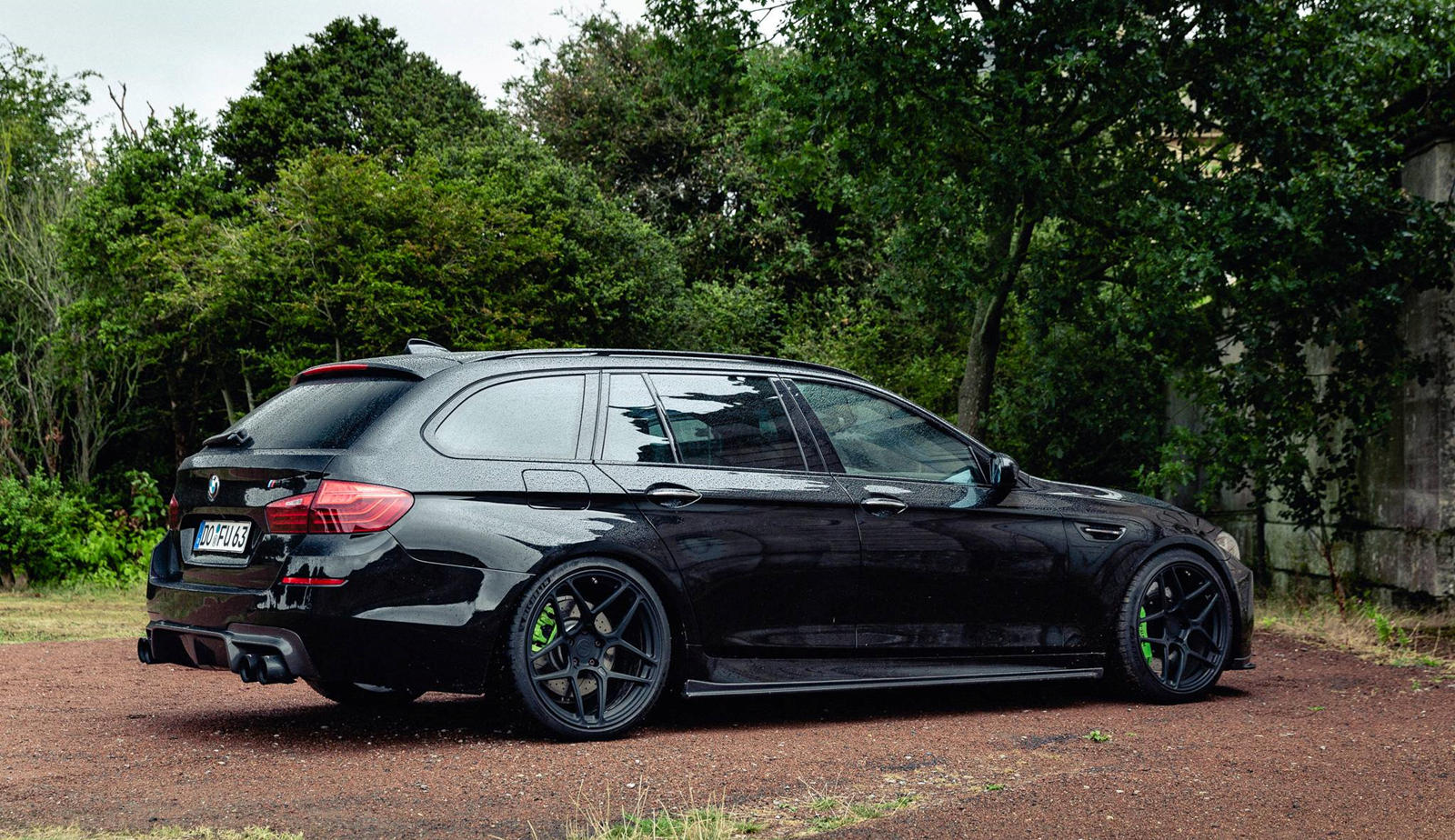 Thân xe BMW M5 Wagon với nhiều chi tiết carbon