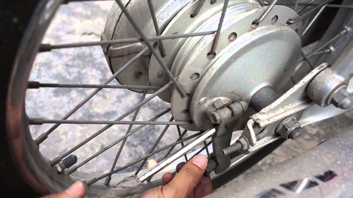 Xe máy thường được trang bị phanh trước và phanh sau