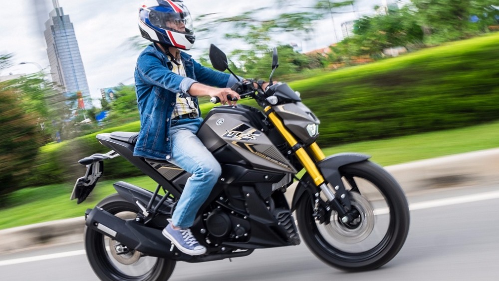 Lưng giữ thẳng hơi nghiêng nhẹ về phía trước