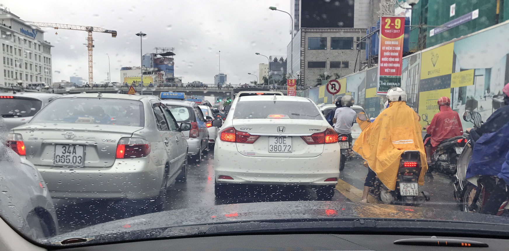 Giữ đều ga khi lái xe trong phố