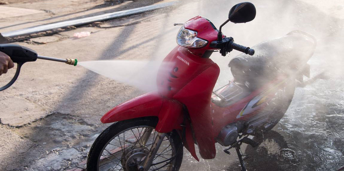 Chú ý rửa xe máy bằng nước sạch