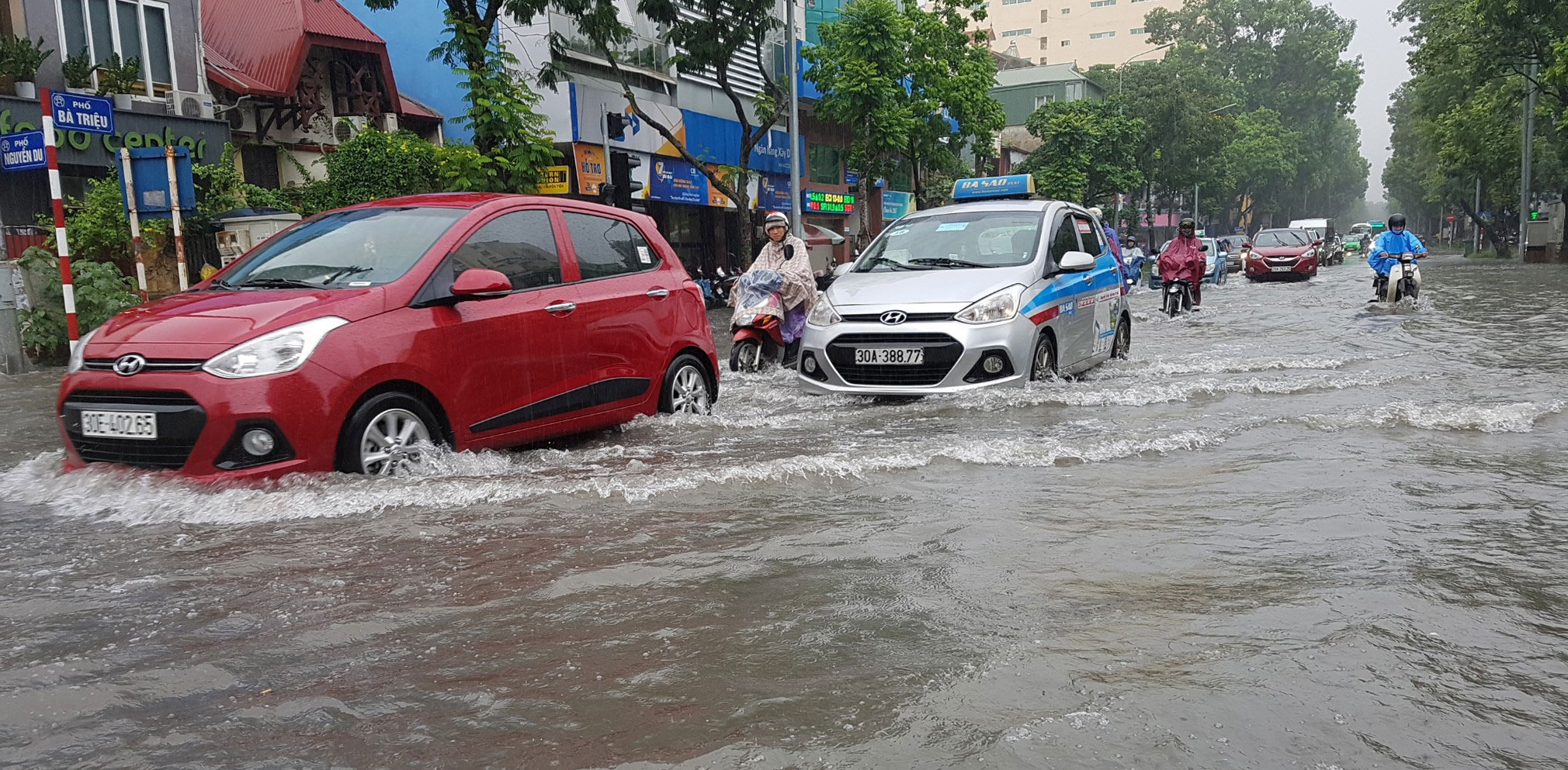 Không đi xe qua đoạn đường có nước chảy xiết