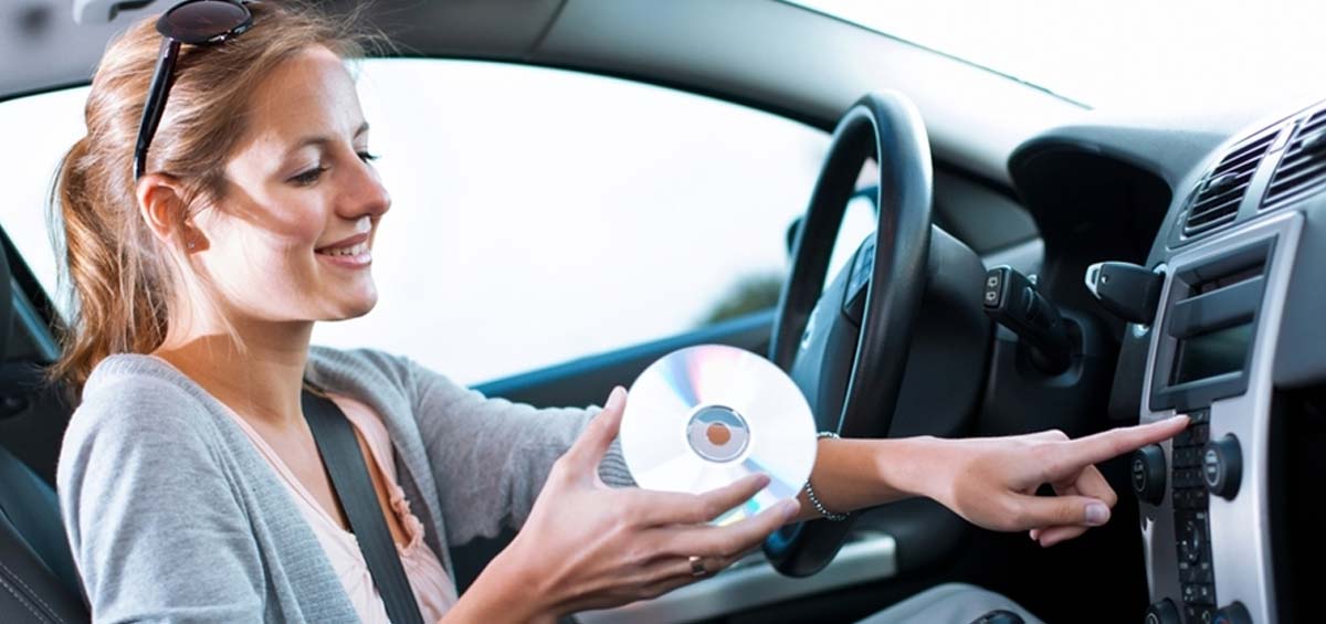 Sử dụng hệ thống giải trí gây nguy hiểm khi lái xe