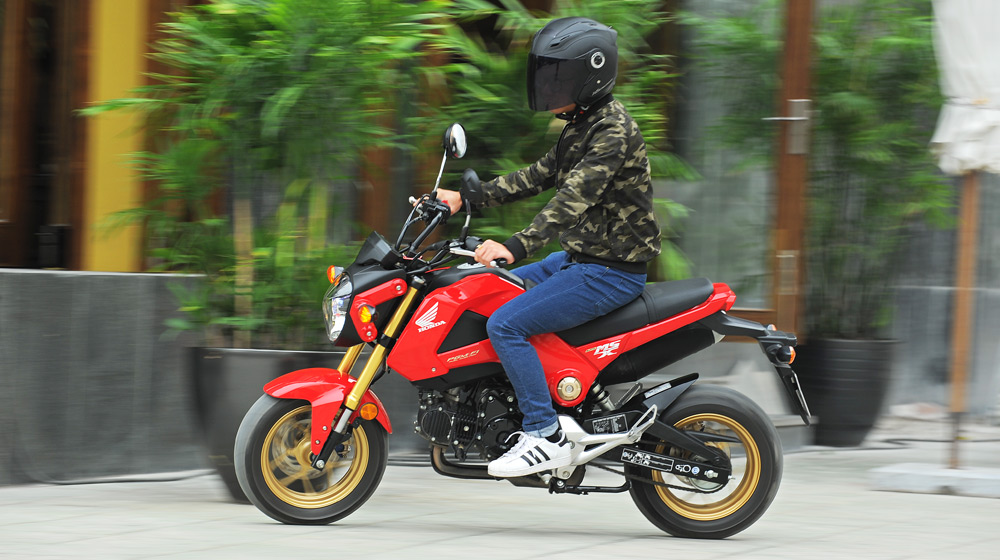 Tay lái xe máy cứng, khó điều khiển