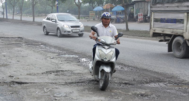 Tay lái có thể bị lạng khi đi trên đường xấu