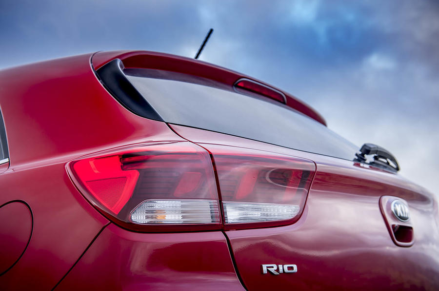 Đuôi xe Kia Rio 2017 hatchback có thiết kế cầu kỳ và thể thao