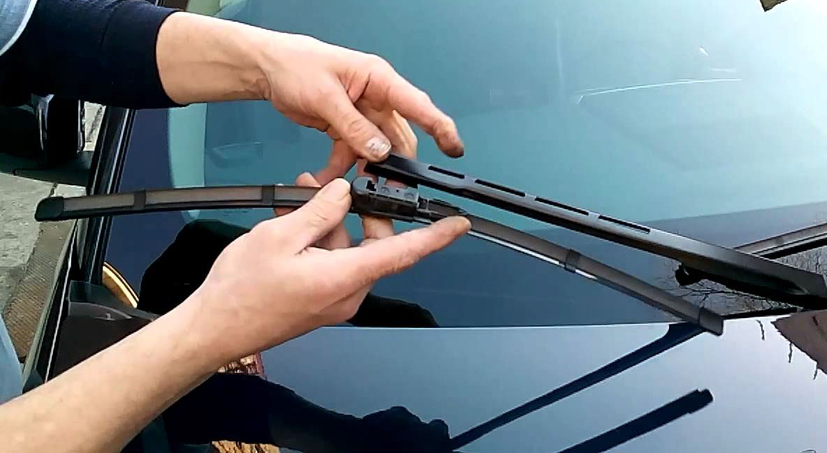 Kiểm tra cần gạt nước ô tô trong mùa đông