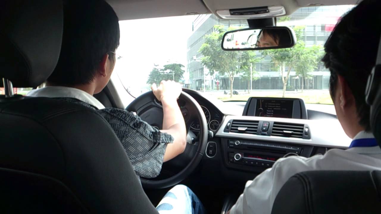 Xe đang di chuyển không nên điều chỉnh cần số sang N