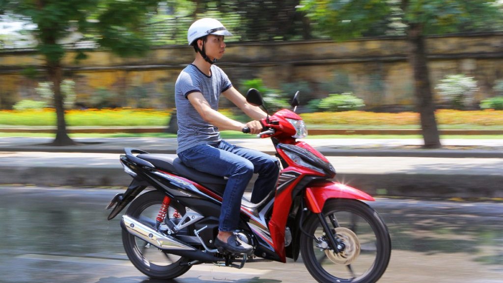 Không nên tăng hay giảm ga đột ngột, bóp thắng thì phải nhả ga.