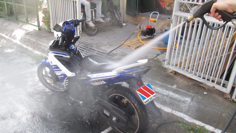 Rửa xe thường xuyên để xe luôn sạch sẽ và không bị han gỉ