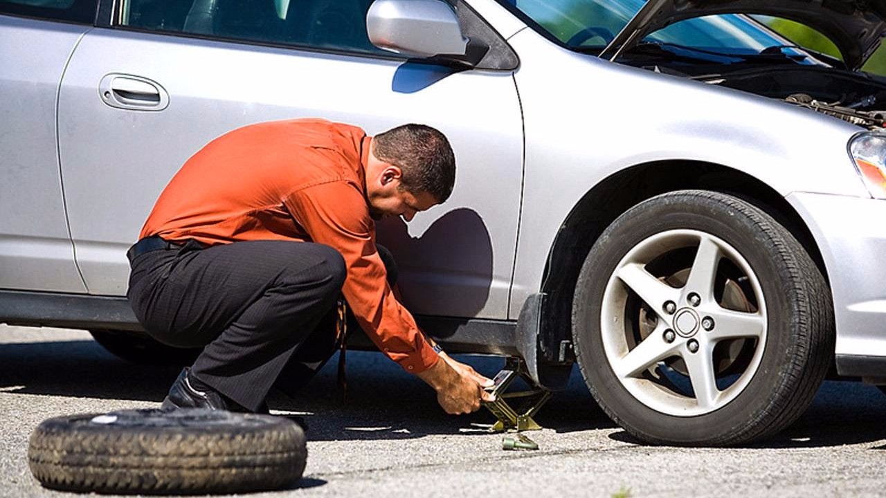 Nếu hết hơi lốp lép kẹp thì phải dừng ngay thay lốp dự phòng.