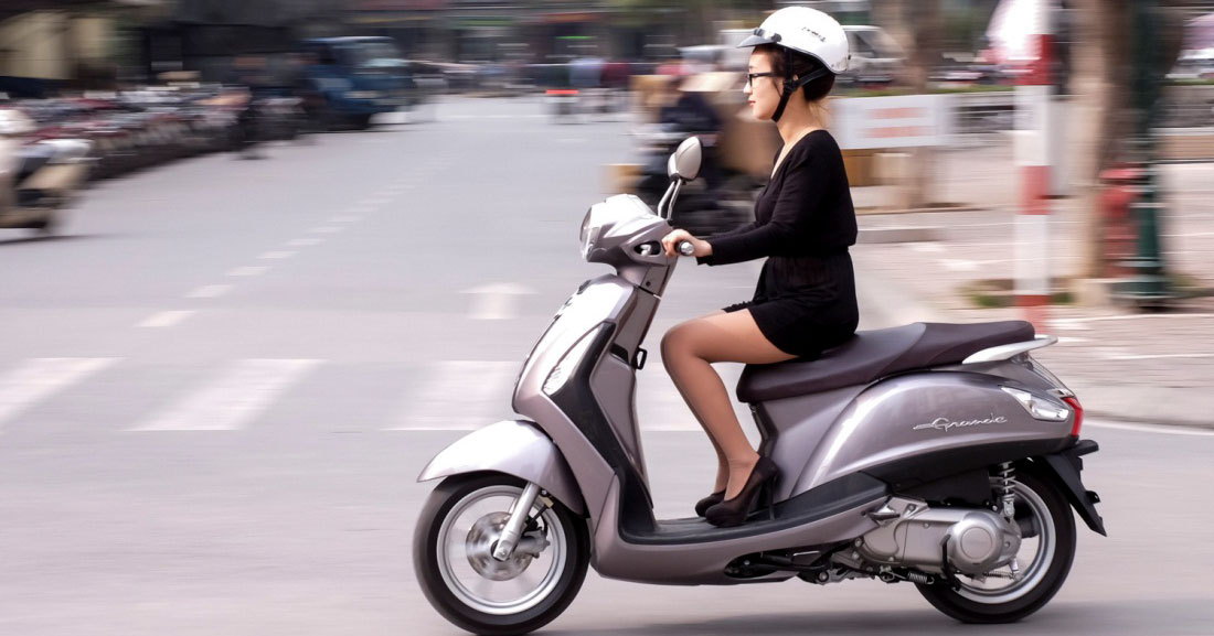 Không đeo trang sức khi đi xe máy để phòng cướp giật