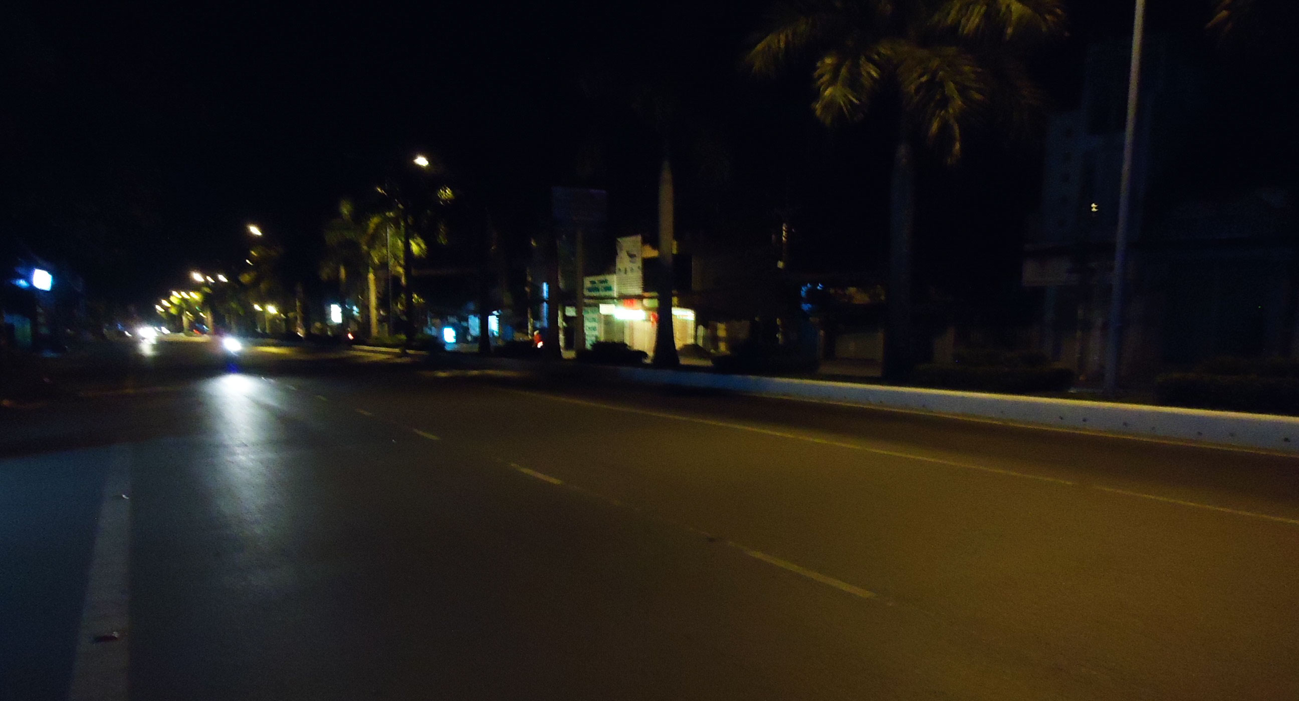 Không đi xe máy đường vắng để phòng cướp giật