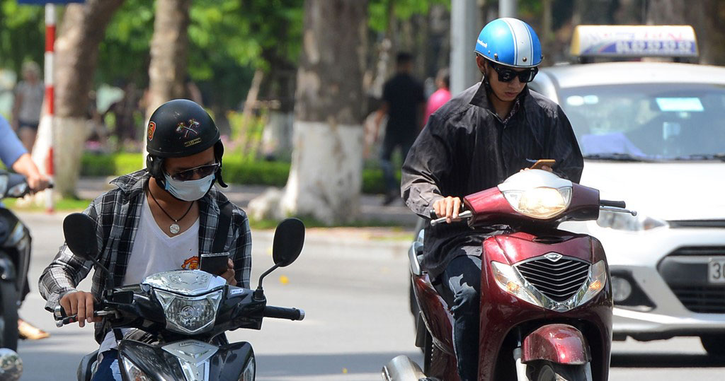 Không nghe điện thoại khi đi xe máy để phòng chống cướp giật