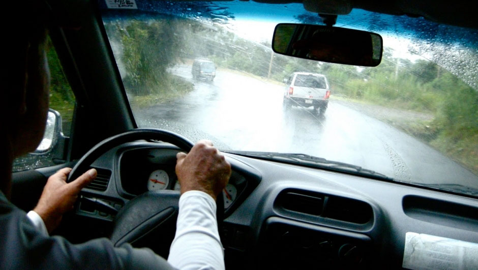 Trong trường hợp bất ngờ, chỉ nên đánh lái một chút