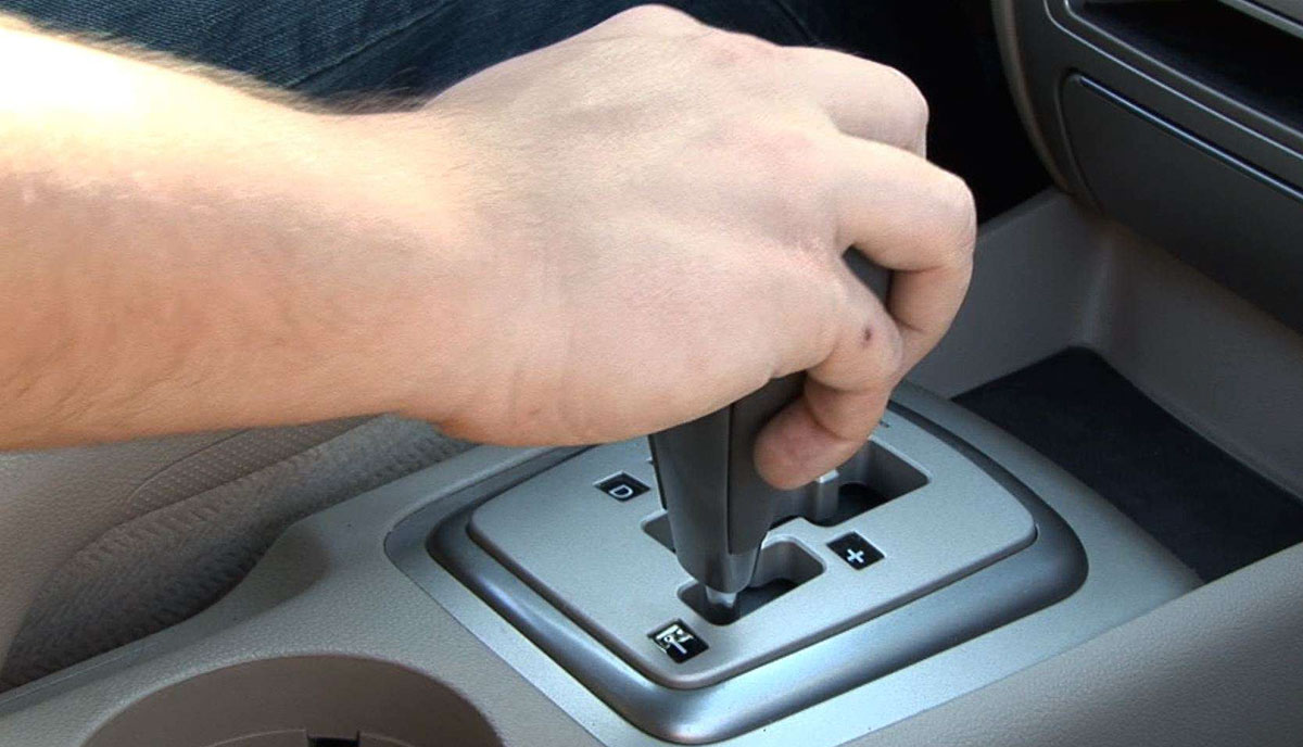 Khi chuyển từ số cao về số thấp, cần tăng ga để bảo đảm đồng tốc