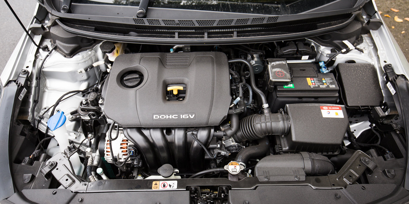 Bản hatchback sử dụng cấu hình động cơ Gama 1.6L