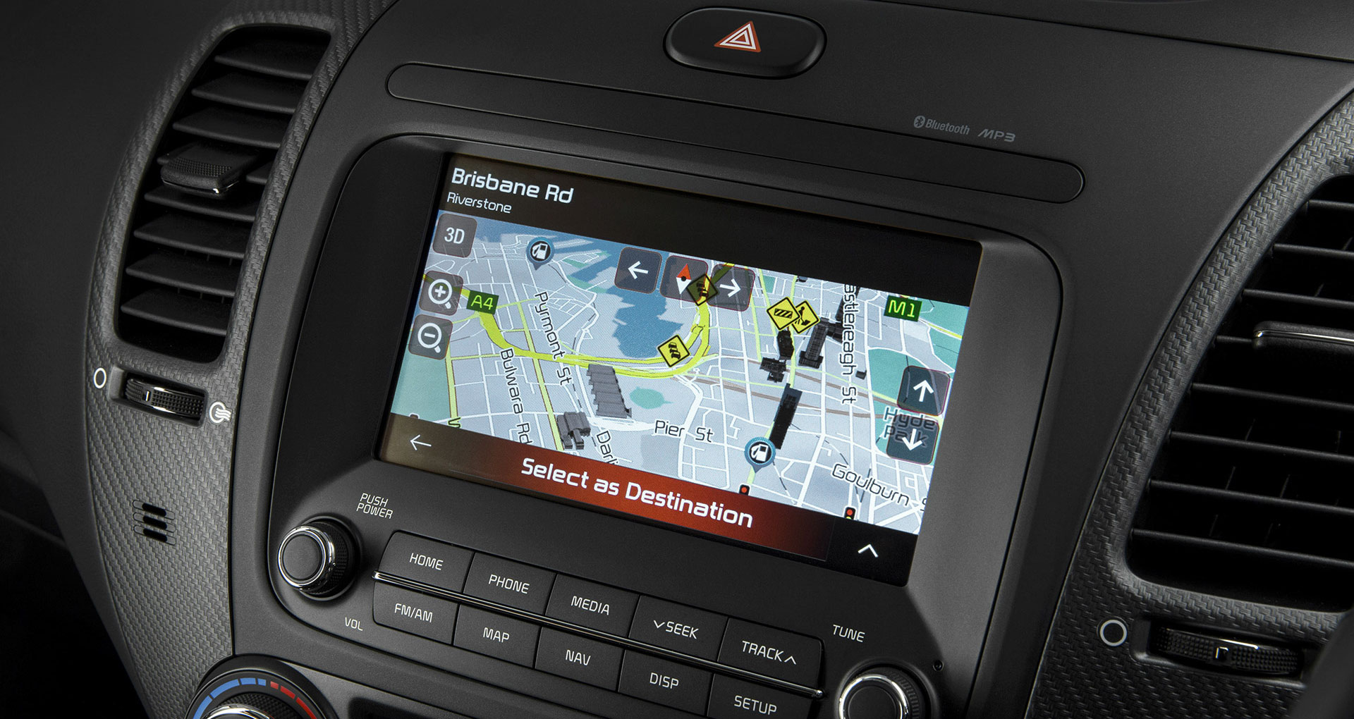 Nổi bật nhất khoang cabin là màn hình cảm ứng DVD tích hợp bản đồ GPS