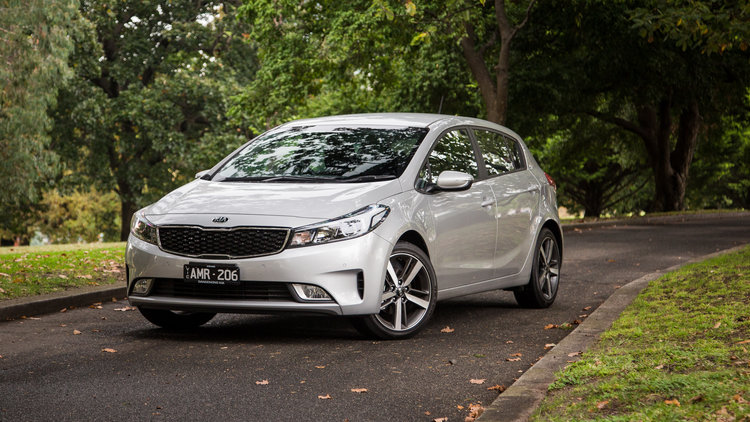 Kia Cerato 2017 hatchback có giá bán 670 triệu đồng tại Việt Nam