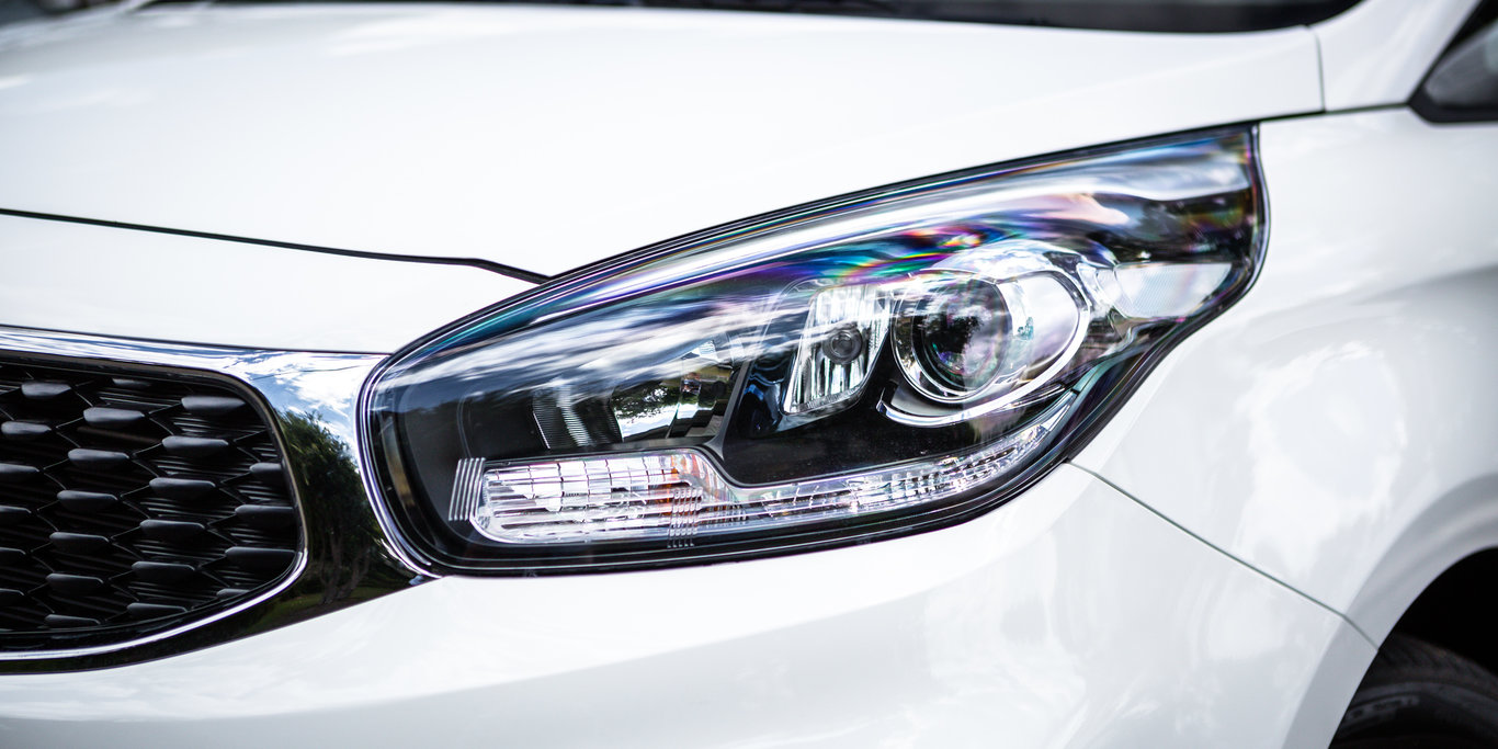 Kia Rondo sở hữu kiểu dáng nổi bật nhờ đèn pha HID dạng Projector