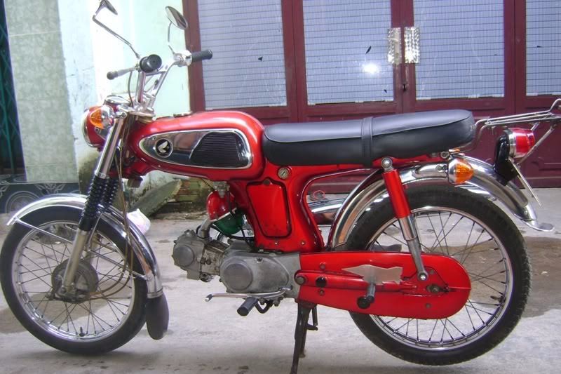 Honda SS50 màu đỏ đời 1967