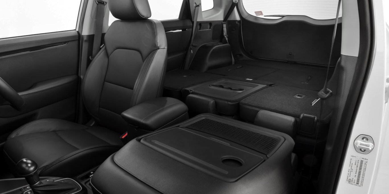 Với thiết kế 5 + 2, không gian bên trong Kia Rondo 2016 rộng rãi