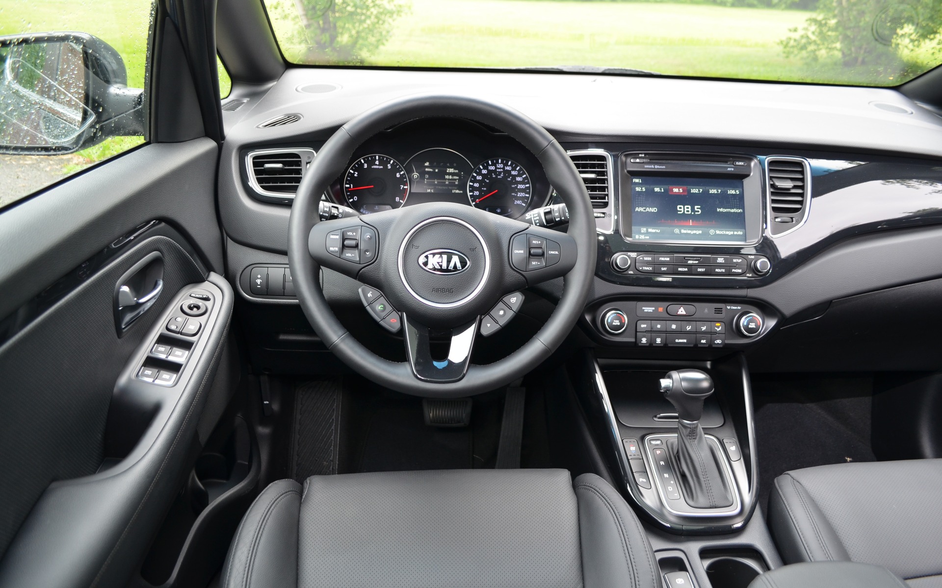 Bảng táp lô trên Kia Rondo được thiết kế khá phong cách