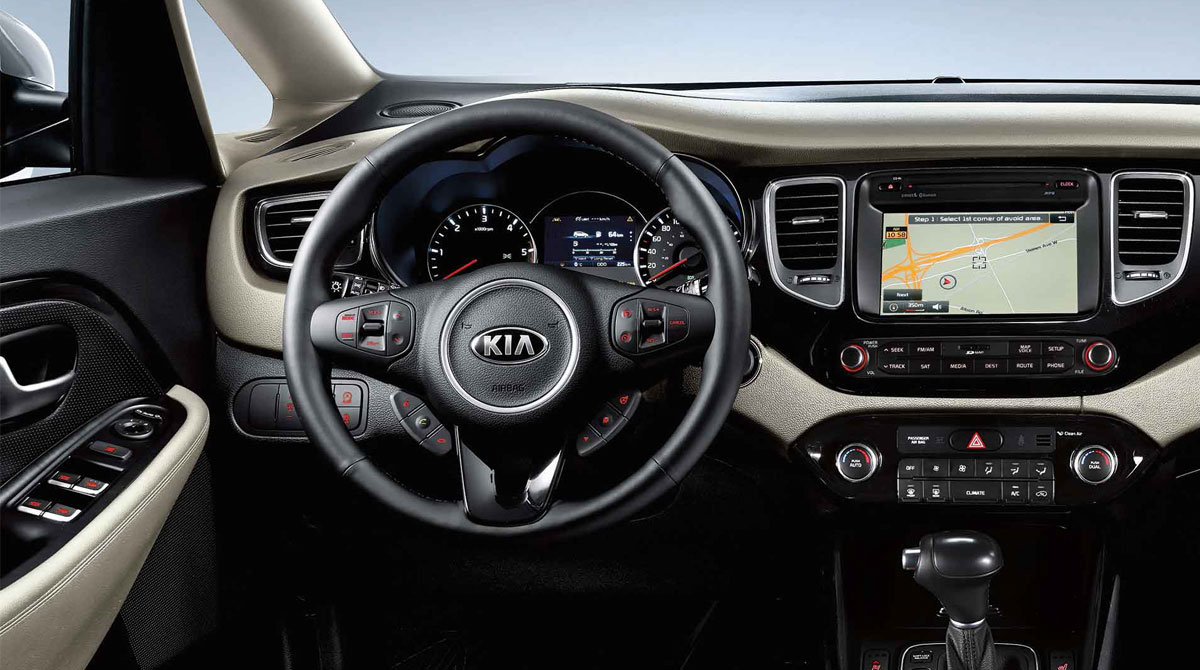 Kia trang bị cho Rondo 2016 vô lăng bọc da ba chấu được thiết kế khá phong cách