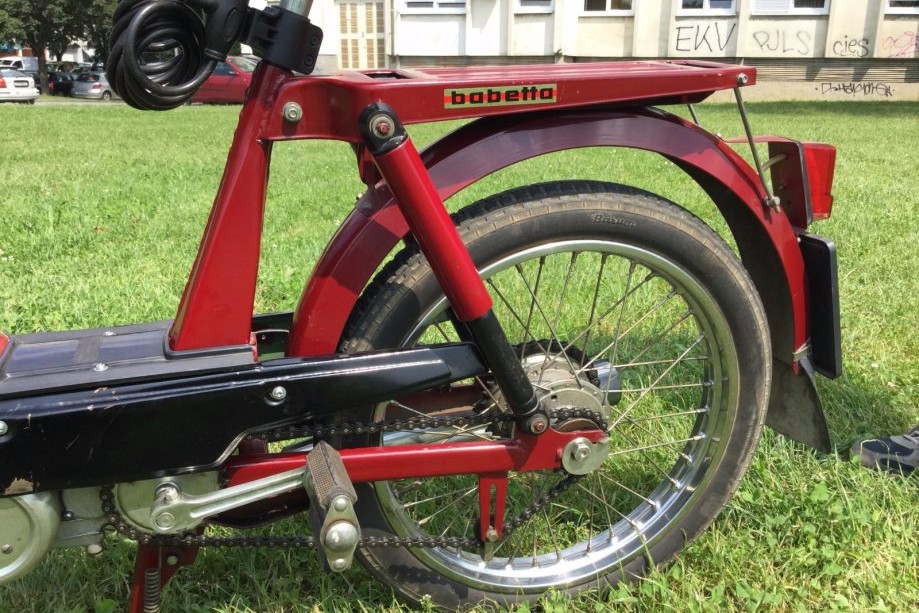 Babetta ban đầu có 2 phiên bản gồm loại moped bánh 23 inch và loại 16 inch