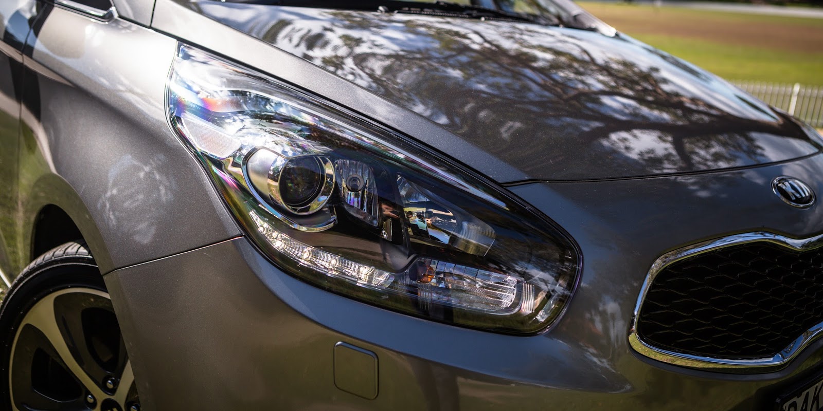 Kia Rondo 2016 sử dụng đèn pha tự động dạng Projector