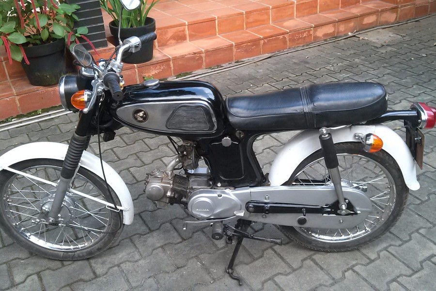 Đây là mẫu xe thể thao nhỏ gọn, trang bị động cơ mạnh mẽ, có thể đạt tốc độ tối đa lên tới 90 km/h