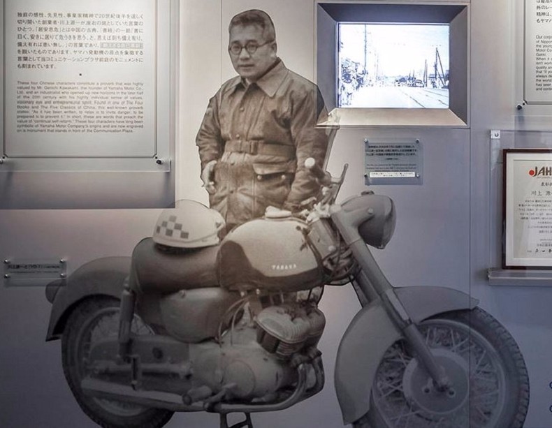 Hình ảnh Genichi Kawakami - Chủ tịch sáng lập Yamaha Motor Co., Ltd - bên chiếc xe nguyên bản