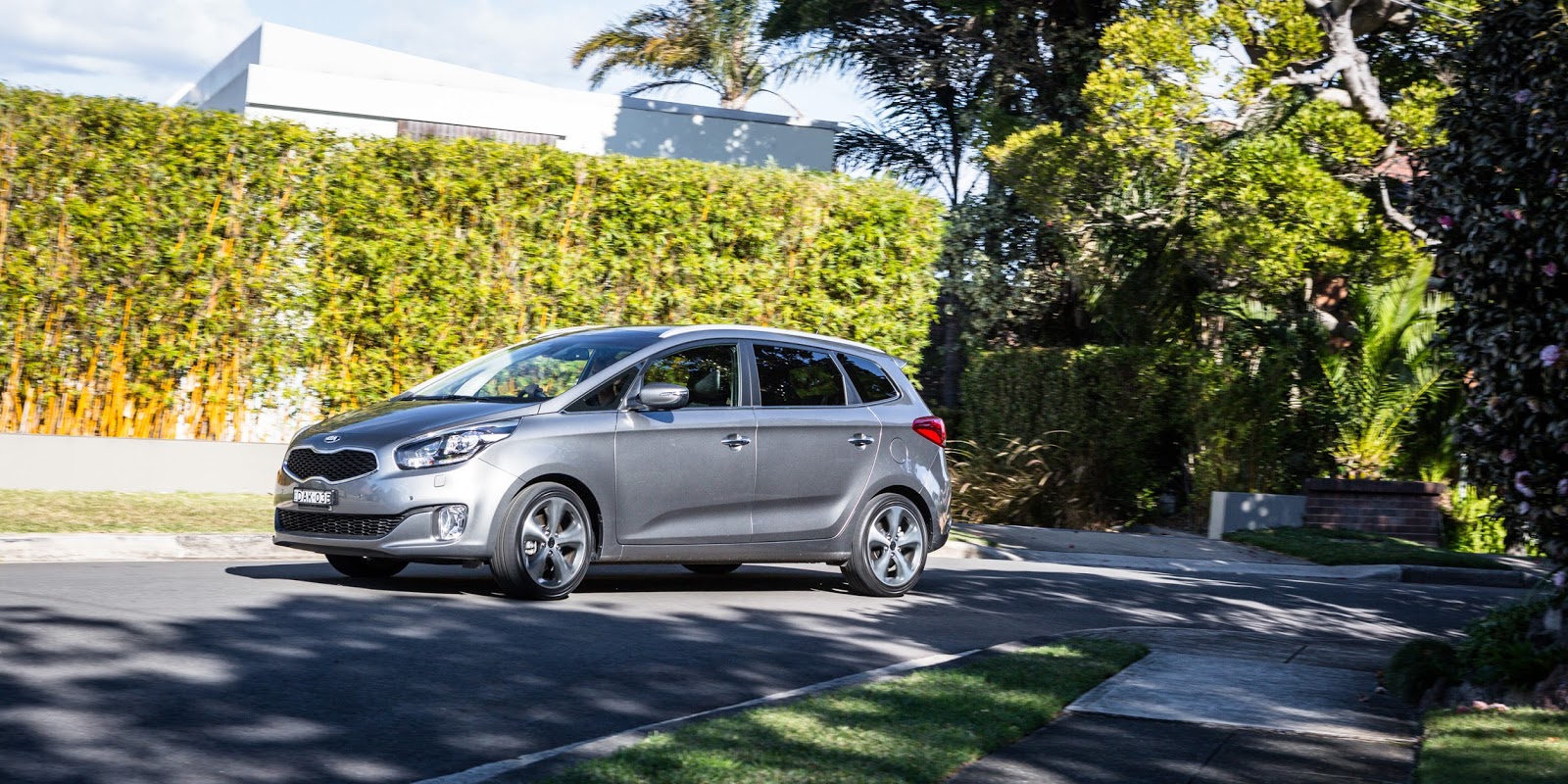 Kia Rondo 2016 sở hữu những đường gân mạnh mẽ chạy dọc thân xe