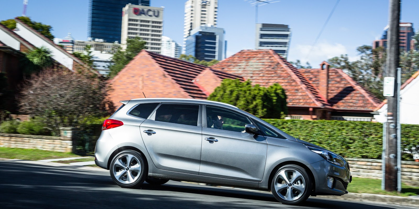 Kia Rondo 2016 có thể linh hoạt vận hành trong những đô thị đông đúc