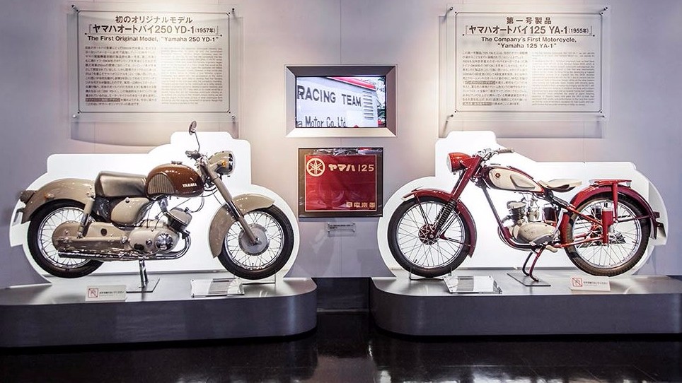 Yamaha 250 YD-1 1957 bên trái và Yamaha 125 YA-1 1955 bên phải