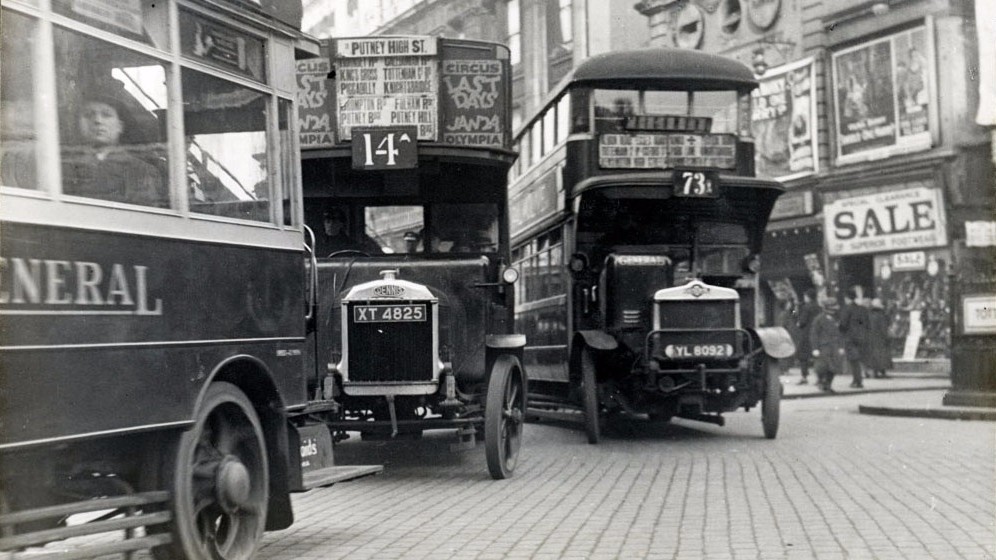 Năm 1930 cả Bắc Kỳ có gần 5000 xe các loại trong đó có 405 xe buýt