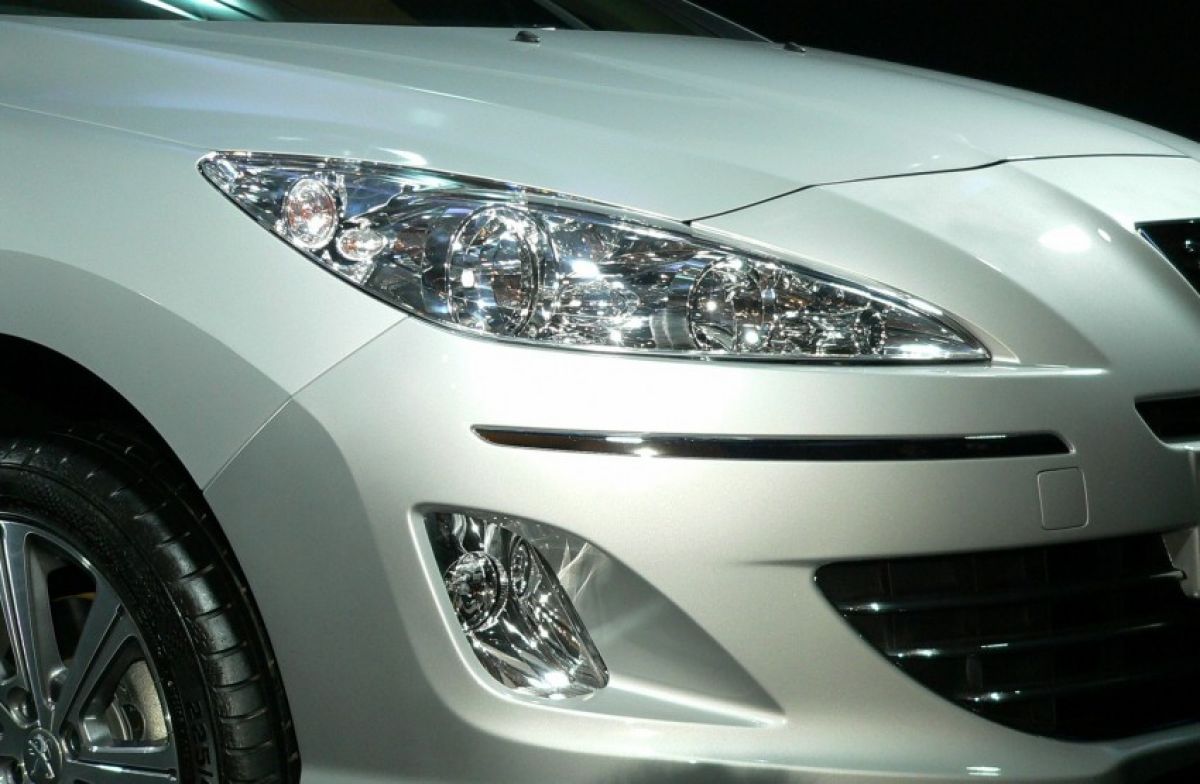 Cụm đèn pha trước Xenon với chức năng điều chỉnh góc chiếu tự động