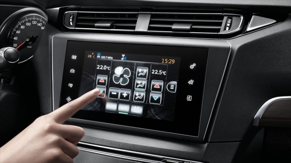 Peugeot 408 cung cấp hệ thống giải trí với màn hình DVD 7 inch ở trung tâm