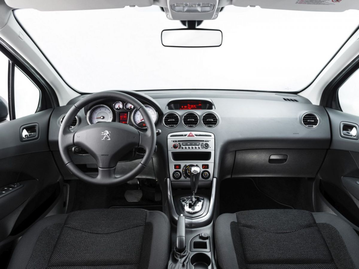 Peugeot 408 còn sở hữu không gian nội thất tương đối rộng rãi