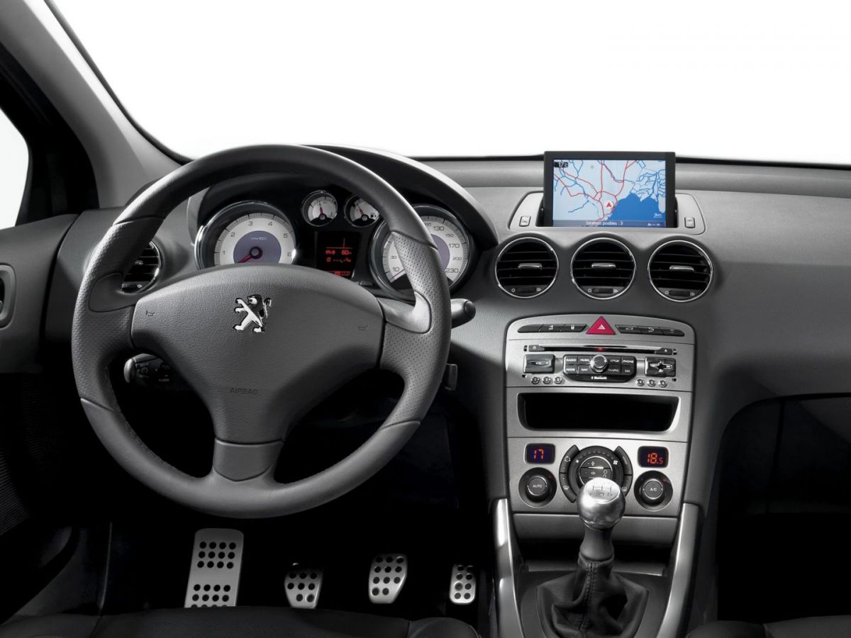 Vô lăng Peugeot 408 có thiết kế “nhẵn nhụi”