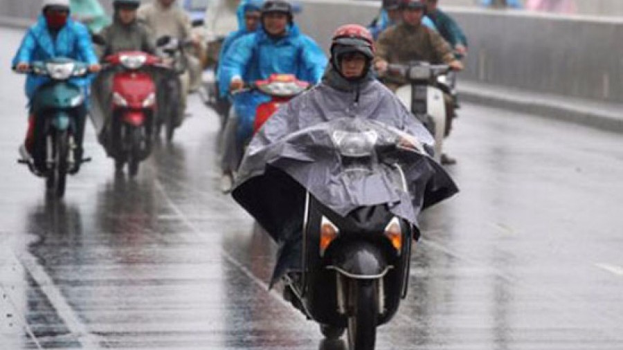 Đi xe ở số thấp và giữ đều ga khi trời mưa