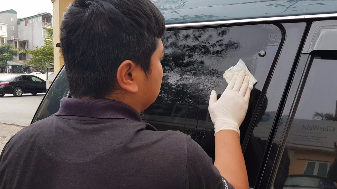 Kính xe còn có hiện tượng đóng vẩy hoặc sáp