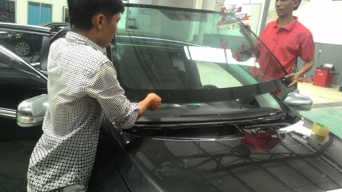 Hoặc bạn thay kính lái mới