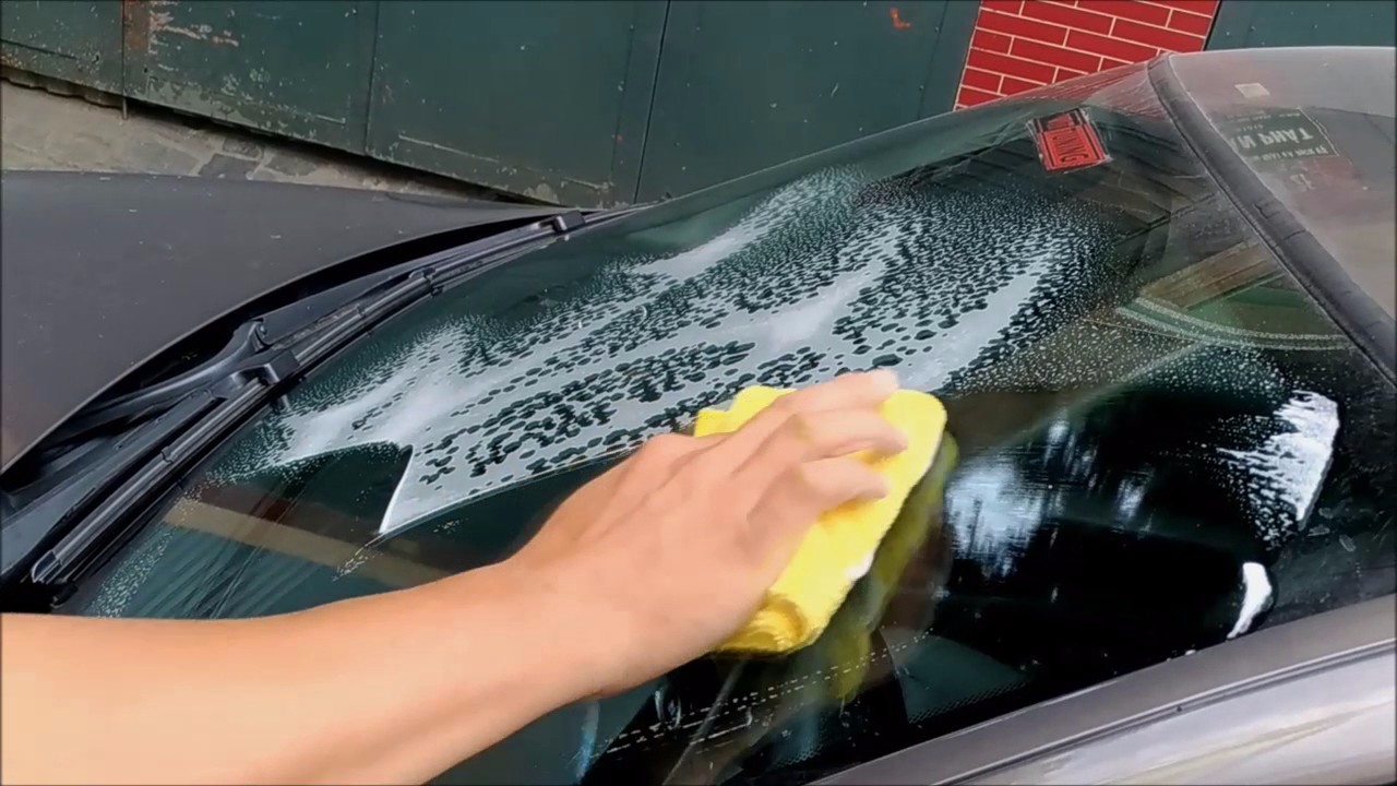 Sử dụng các cách tẩy chuyên dụng: CC550, kem paste để rửa kinh xe