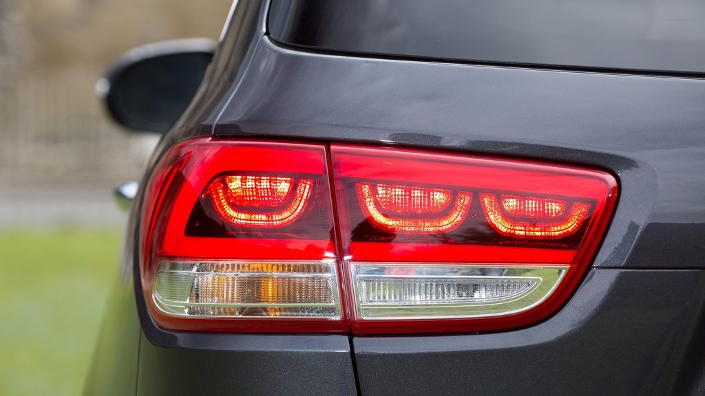 Cụm đèn hậu được tinh chỉnh lại sử dụng công nghệ LED
