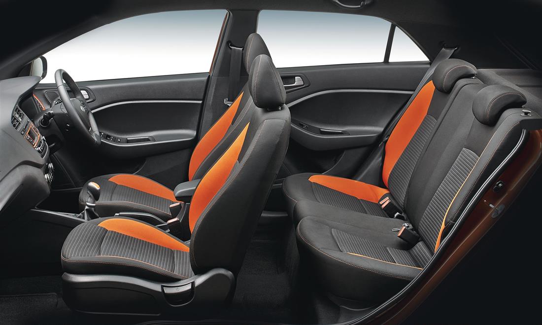 Ghế ngồi của Hyundai i20 Active nổi bật với việc kết hợp hai tông màu đen-cam